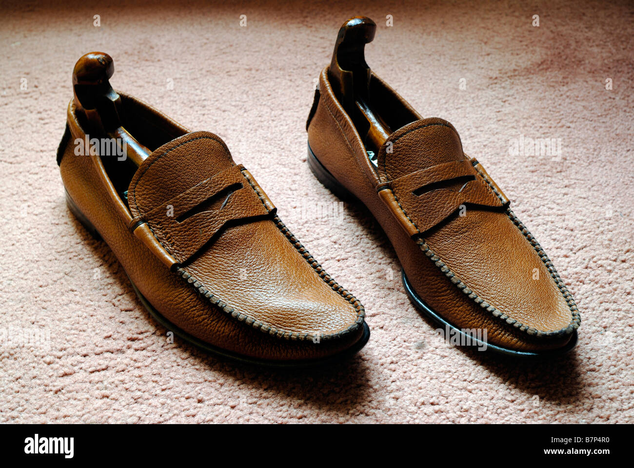 Fancy Dress Herrenschuhe, Slipper, Luxusmarken, braunem Leder Prada  Italienisch einkaufen Stockfotografie - Alamy