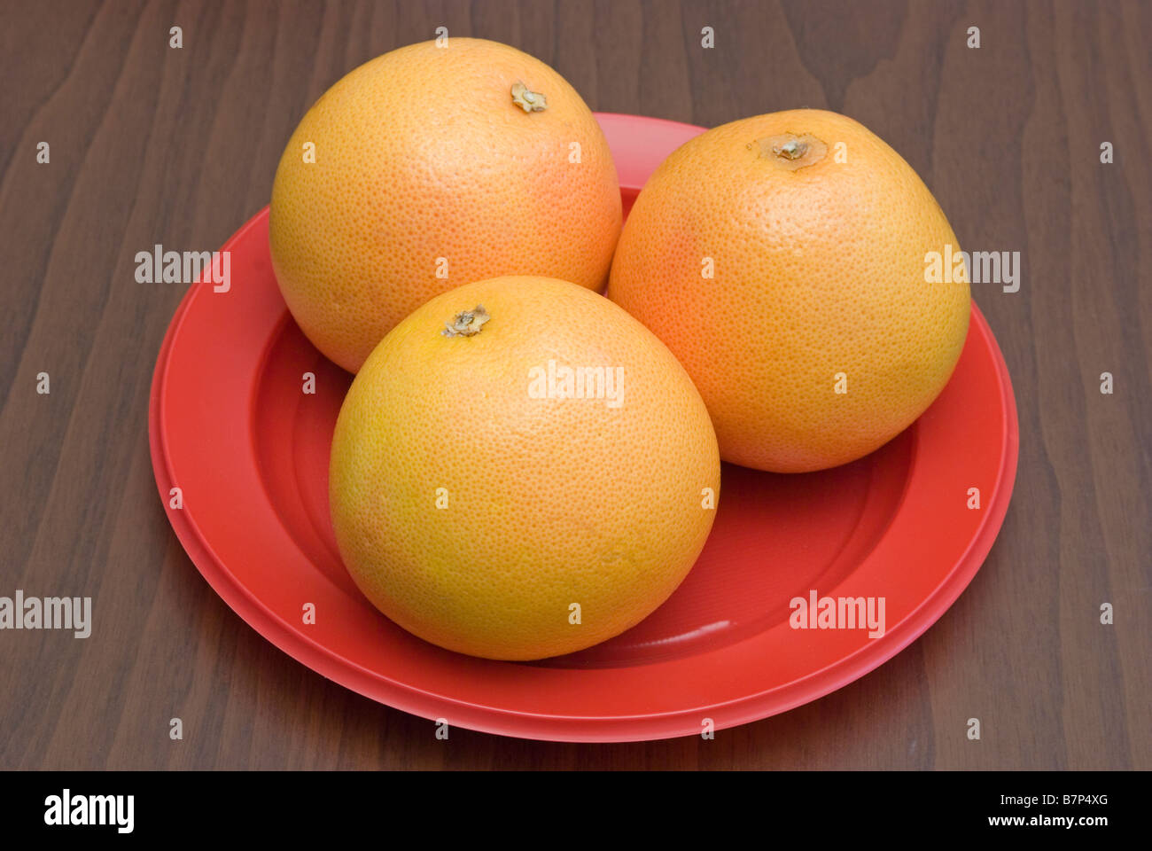 rosa Grapefruit auf dem Tisch Stockfoto