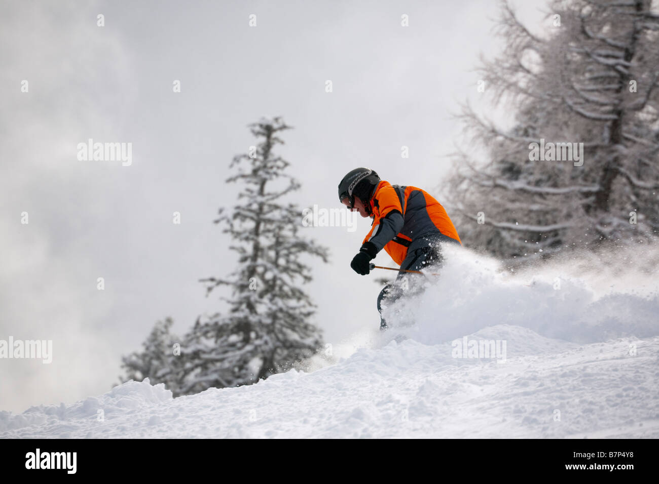 Skifahrer Abfahrt schnell im Pulverschnee auf Piste in Österreichische Alpen. Österreich Europa Stockfoto