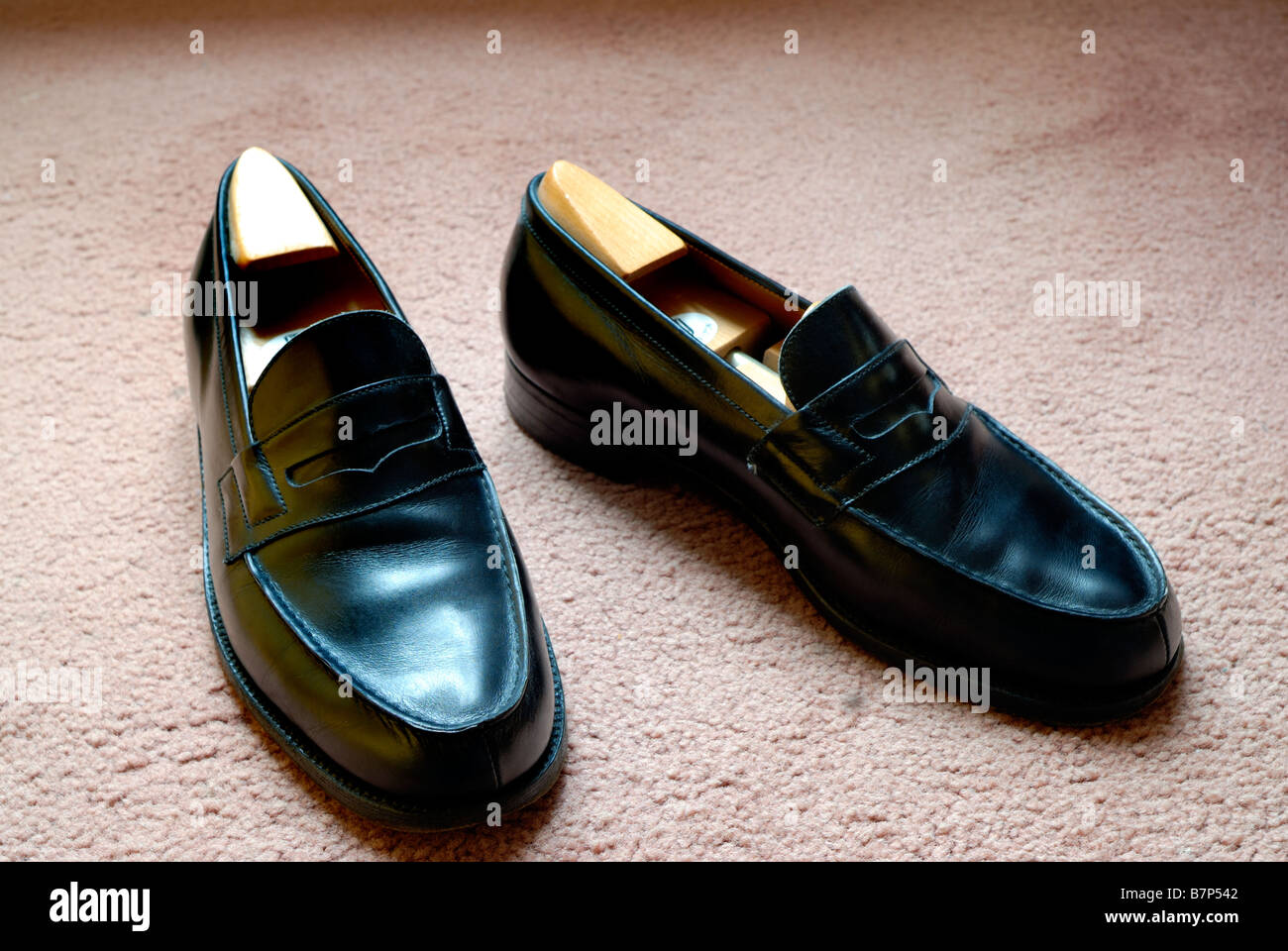Paris France, Shopping Kostüm Herren Schuhe Slipper Luxusmarken, schwarzes  Leder "J.m. Weston Stockfotografie - Alamy