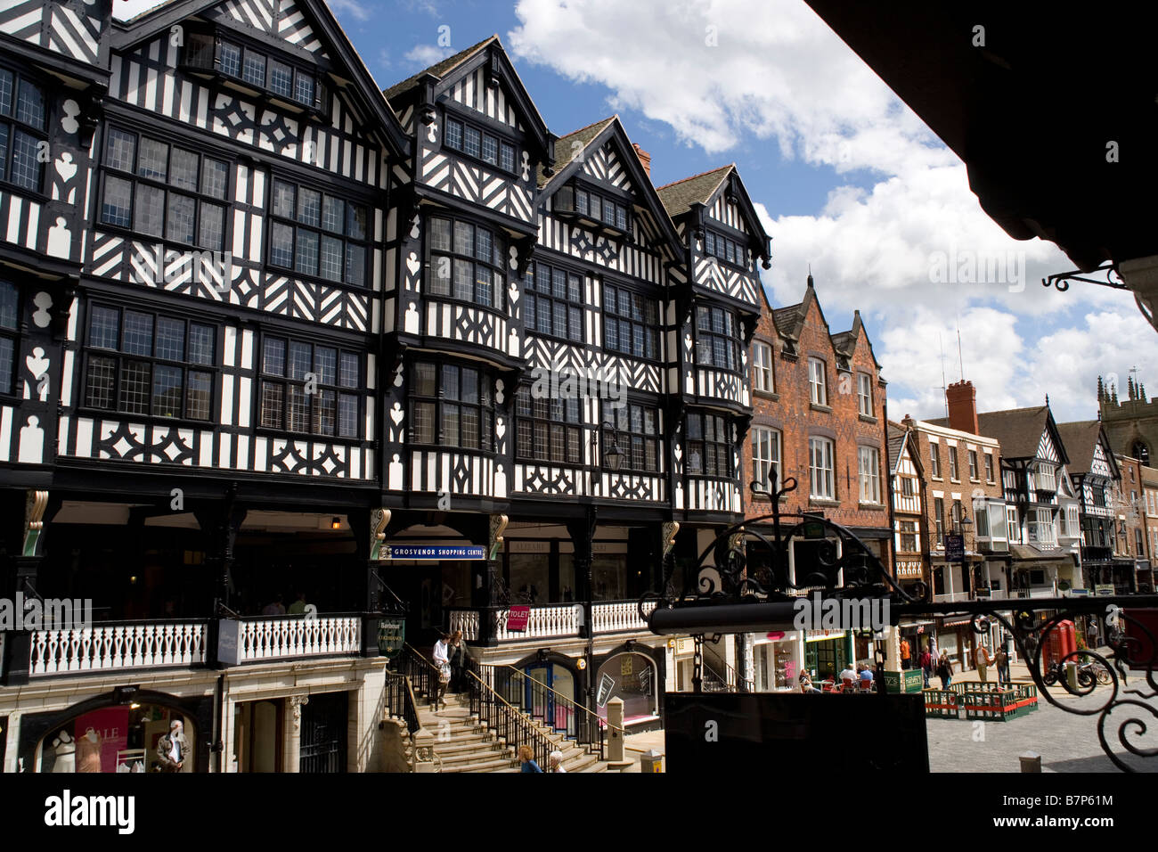 Halbe Fachwerkhaus Altbauten auf Eastgate aus den Zeilen im Zentrum der mittelalterlichen Altstadt von Chester, England Stockfoto