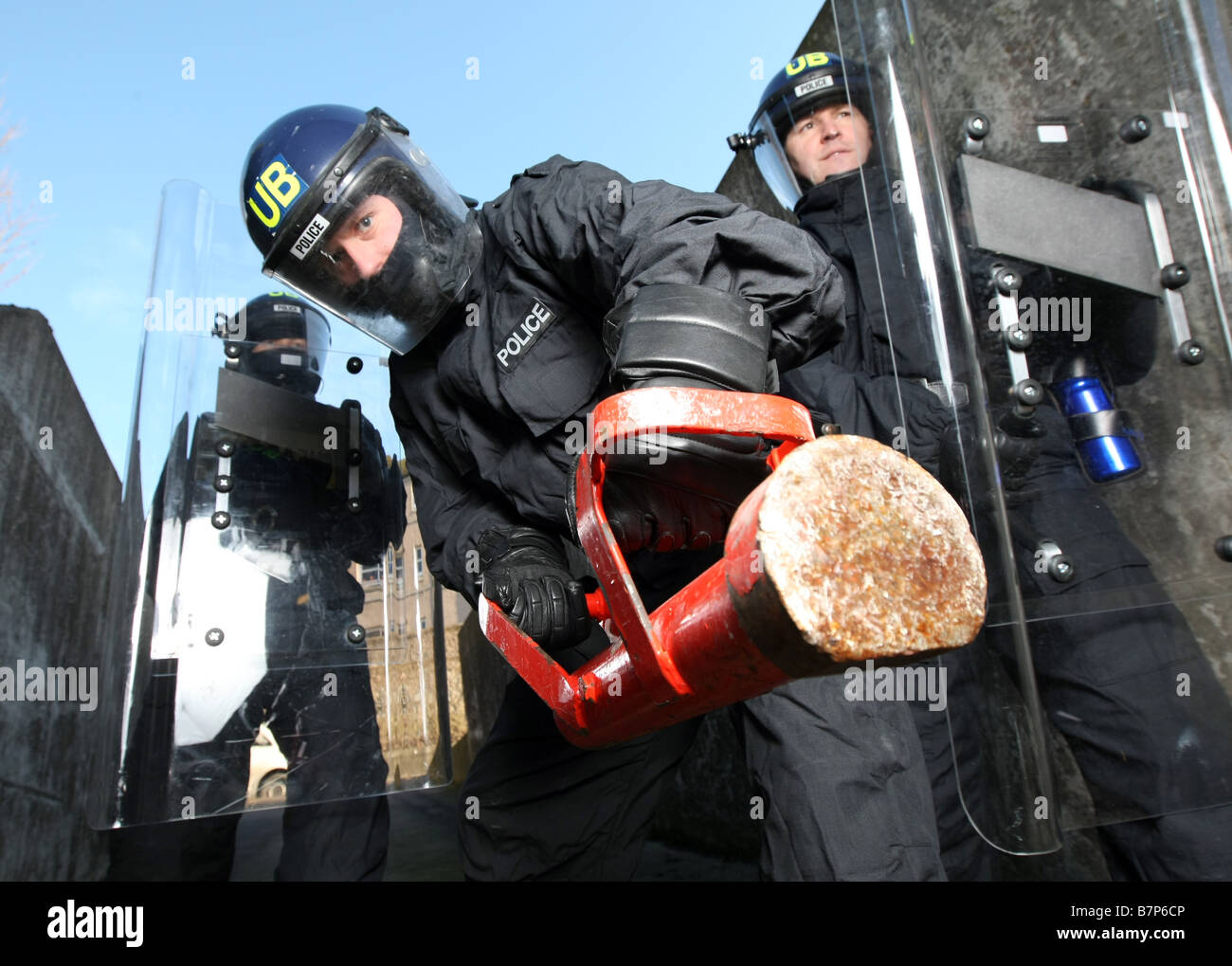Grampian Polizisten aus Aberdeen, Scotland, UK, in Kampfmontur mit Schilden und Rammbock vorbereiten, ein Gebäude zu betreten Stockfoto
