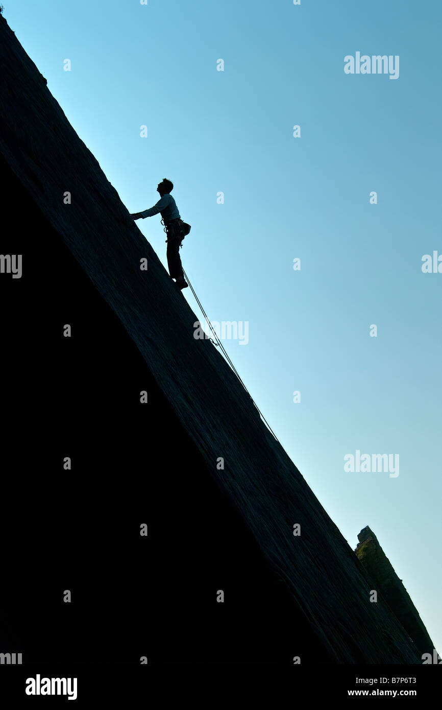 Traditionellen freien Blei Klettern auf den Screda Punkt-Platten in Nord-Devon. Stockfoto