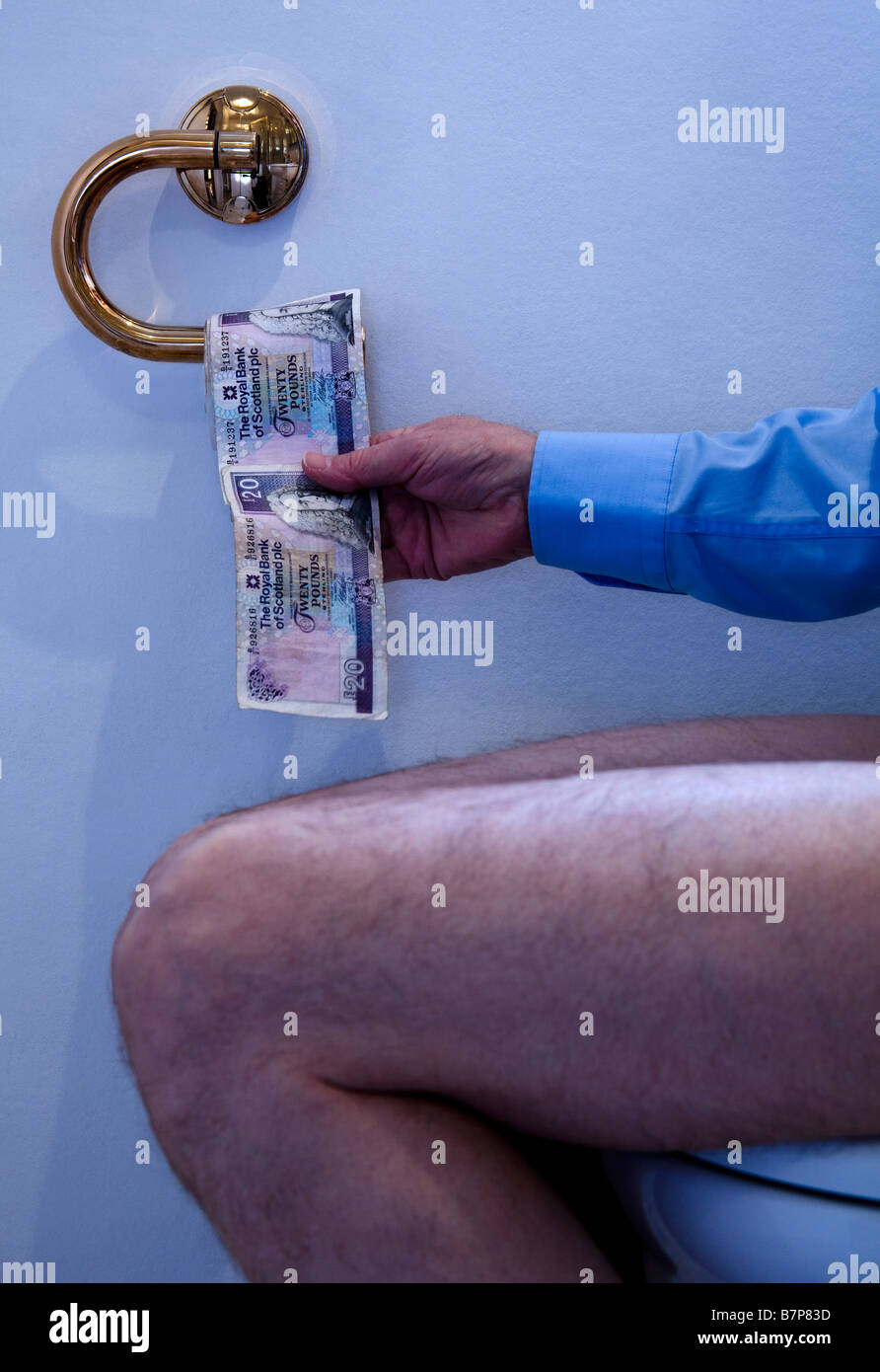 Geschäftsmann ziehen Roll £20 Royal Bank of Scotland Banknoten, zwanzig Pfund beim Sitzen auf der WC Schüssel, Schottland, UK, Europ Stockfoto