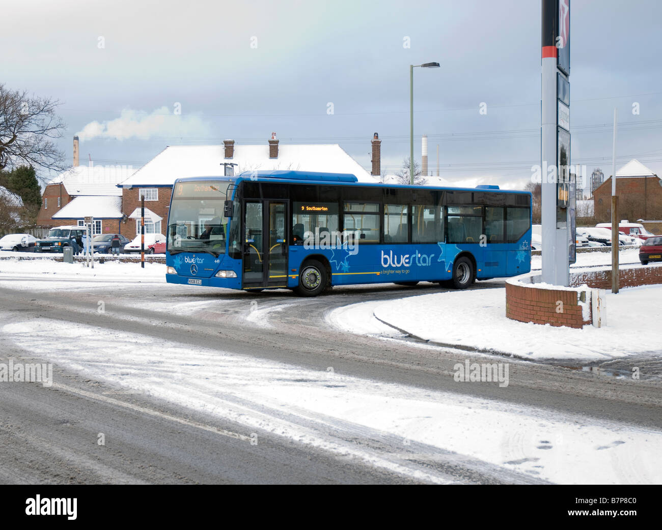 Solent Blue Line Bus auf verschneiten Straße Blackfield 2009 Stockfoto