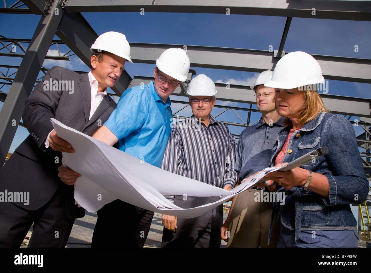 Gruppe von Personen an Bauzeichnungen Stockfoto