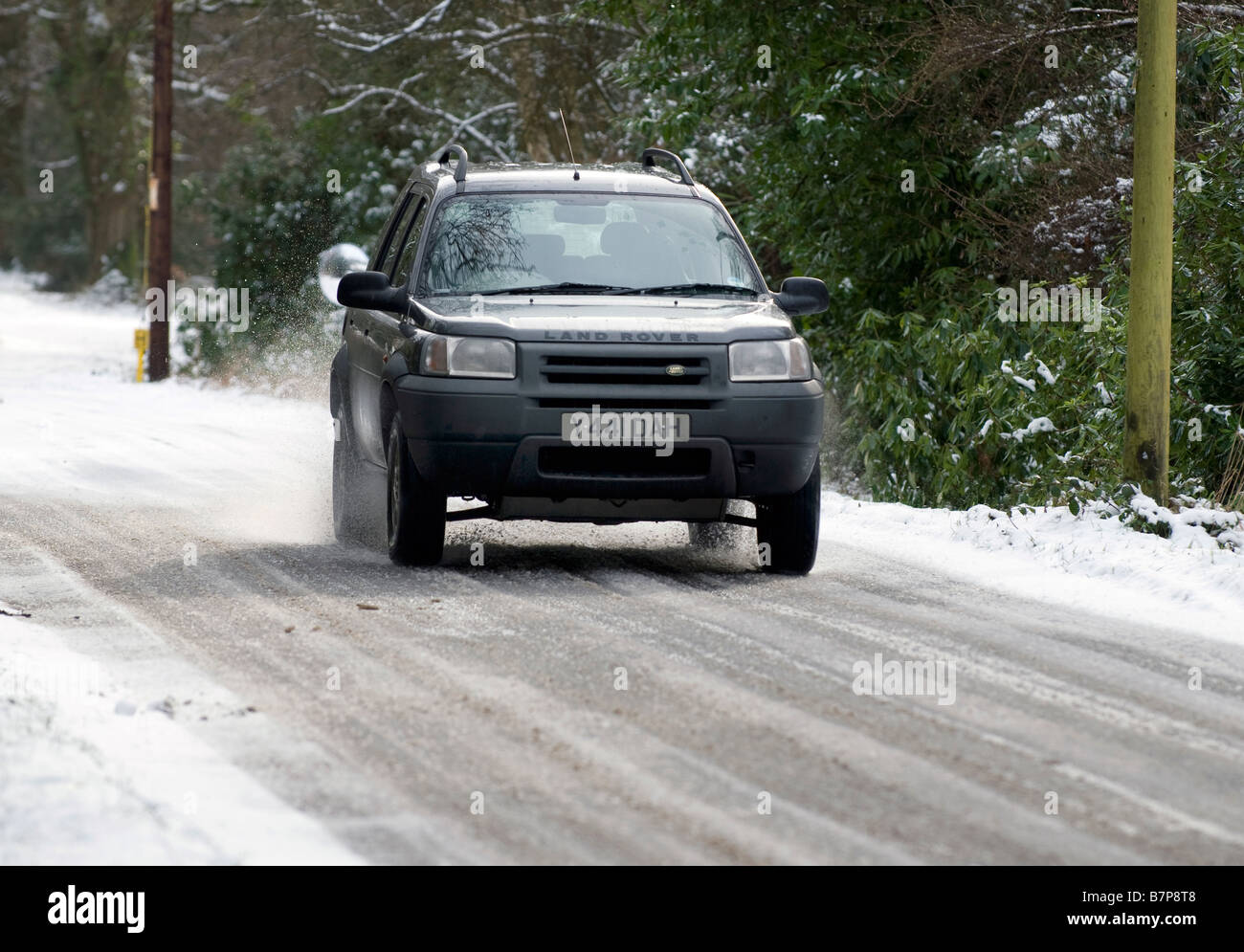 2001 Land Rover Freelander auf eisglatten Straße fahren Stockfoto