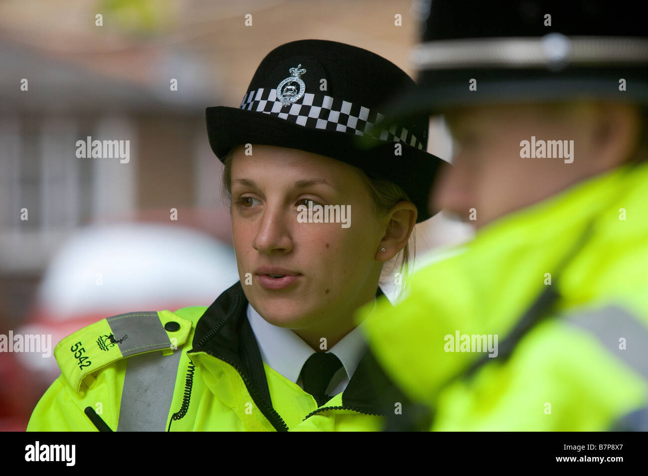 Eine Frau Polizeibeamter Gespräche mit Kolleginnen und Kollegen nach einer Informationsveranstaltung vor dem diensthabenden Watford Stadium Stockfoto