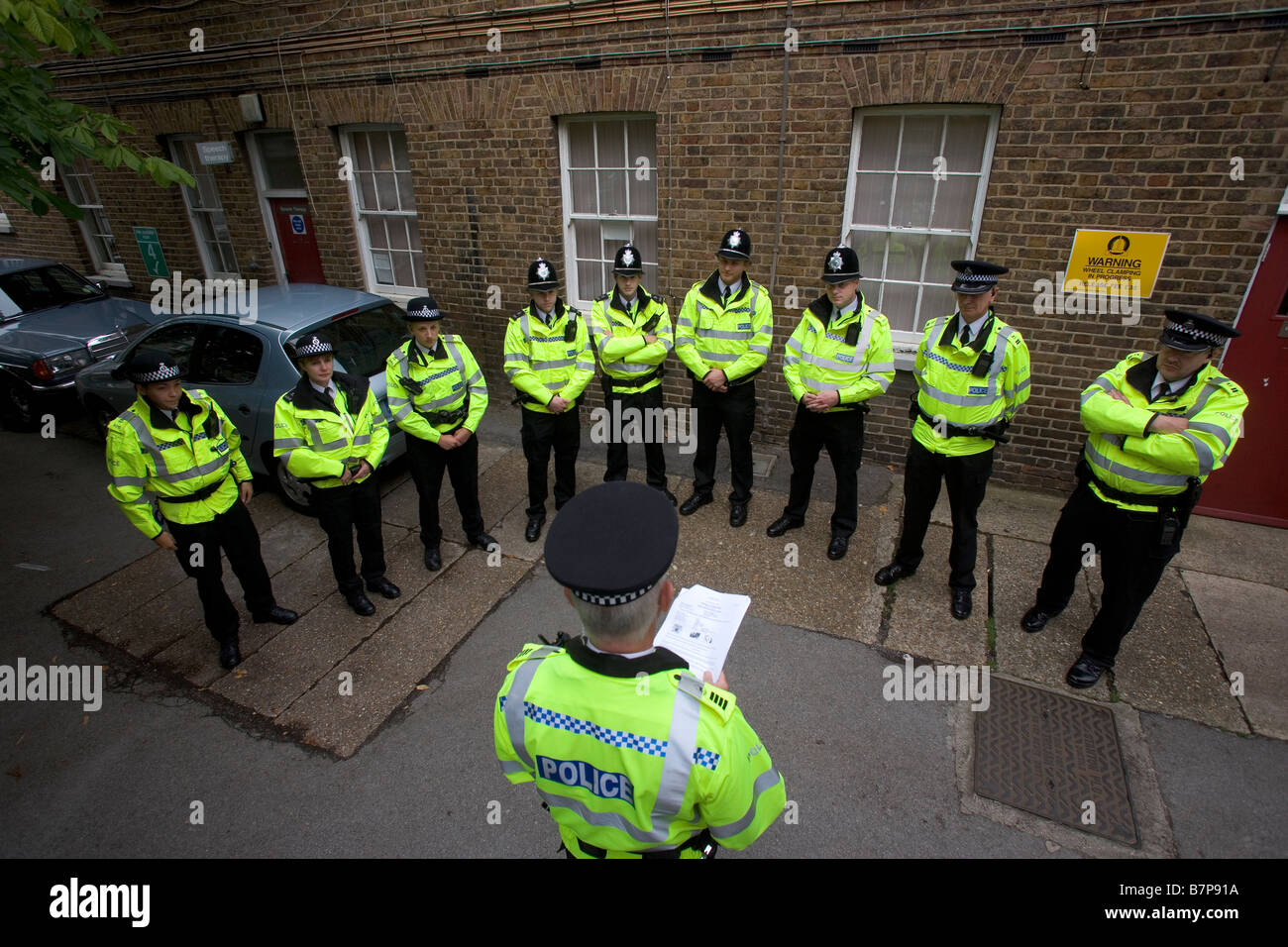 Kommandant Hereford Special Constabulary Kommandant hält ein Briefing für die Specials unter seinem Kommando Stockfoto