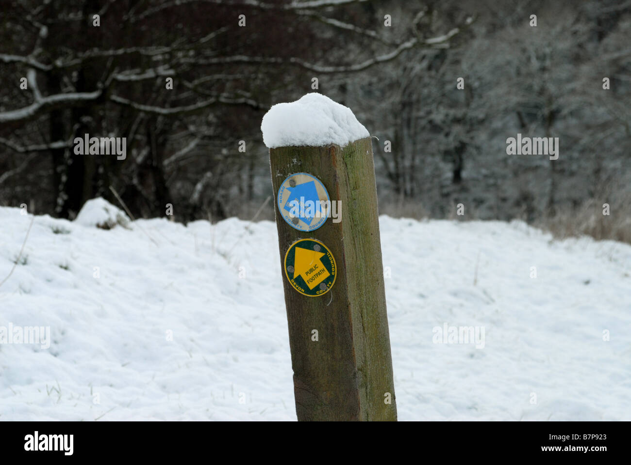 Eine Prise Winterschnee auf einem öffentlichen Wanderweg melden Sie sich an das Exe-Tal Stockfoto