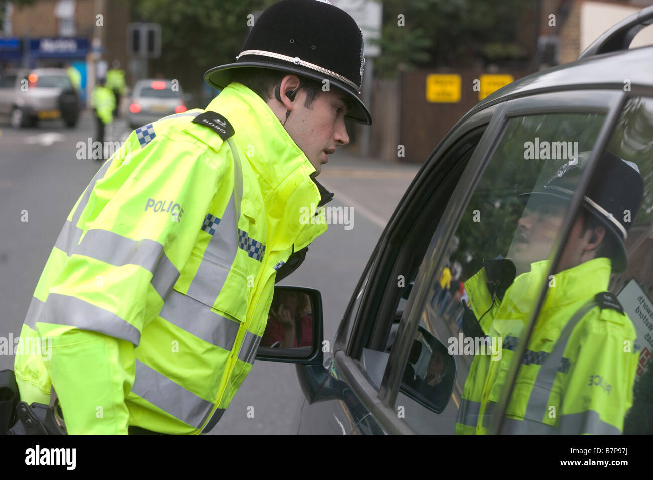 Polizeibeamter spricht einen Treiber beim diensthabenden Verkehr als Unterstützer für das Watford Burnley Spiel ankommen Stockfoto