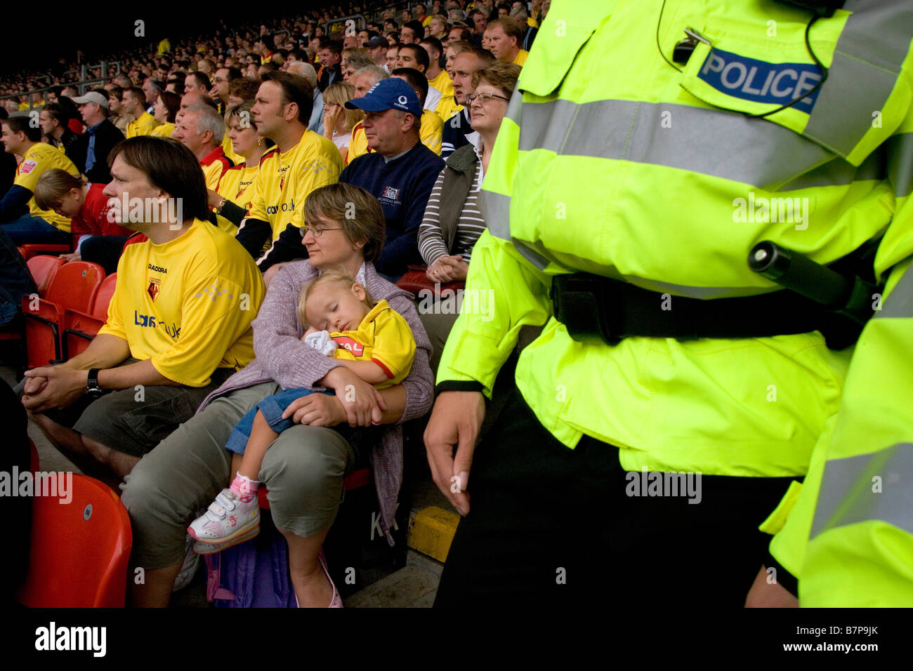 WATFORD ENGLAND ein junger junge schläft auf seiner Mutter s Runde während des Fußballspiels Watford Burnley Watford Stadium Stockfoto