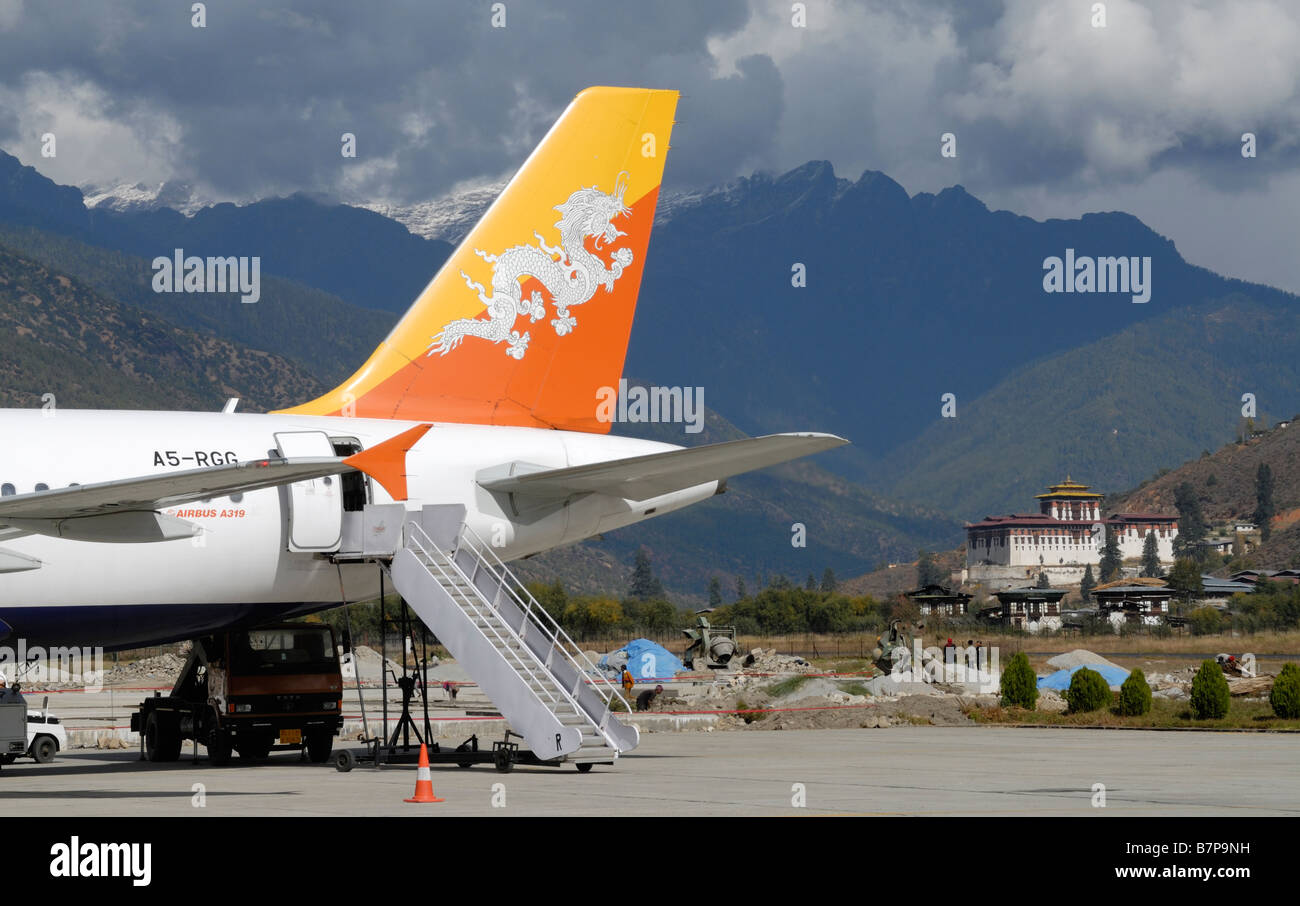 Druk Air Flug auf der Start-und Landebahn am Flughafen Paro, PBH. Stockfoto