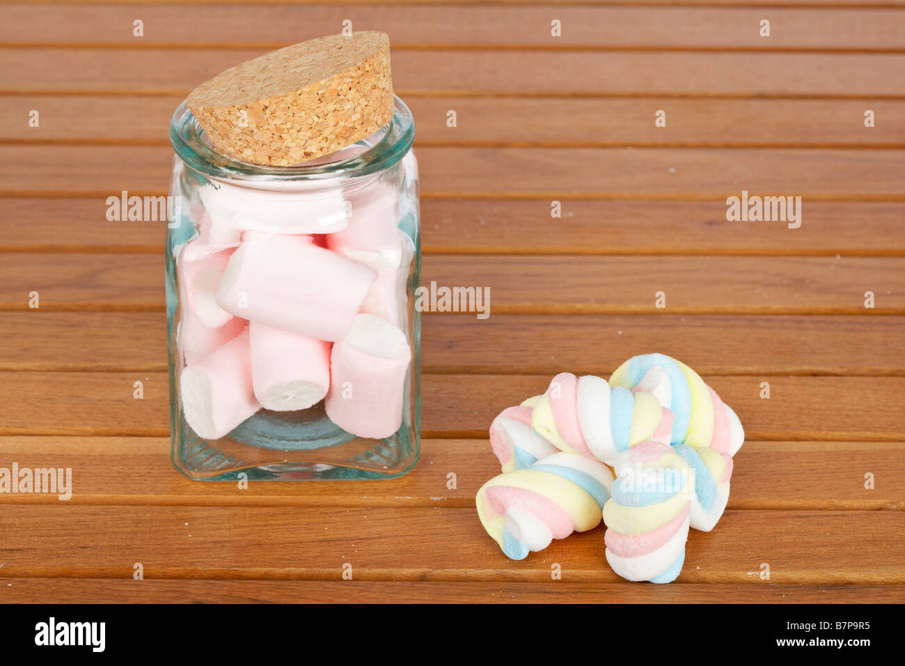Marshmallows in das Glasgefäß auf hölzernen Hintergrund Stockfoto
