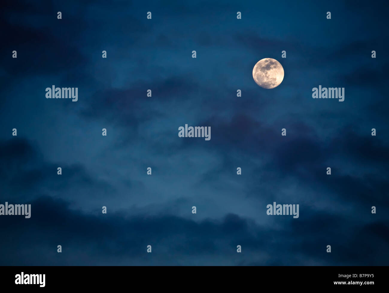 Mond gesehen durch Wolken Stockfoto