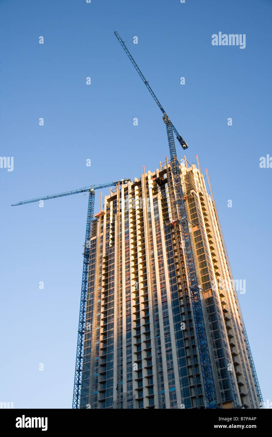 Blick auf Baukräne auf große Gebäude, Atlantic Station, Georgien Stockfoto