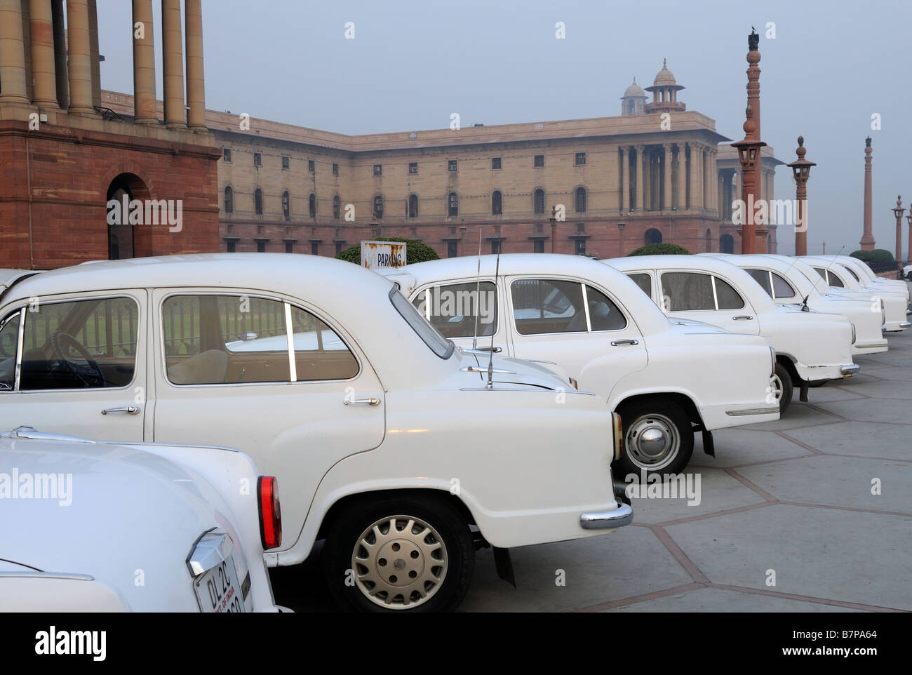 Weißen Dienstfahrzeuge parkten außerhalb des Blocks nördlich der Sekretariat Gebäude. Delhi Stockfoto