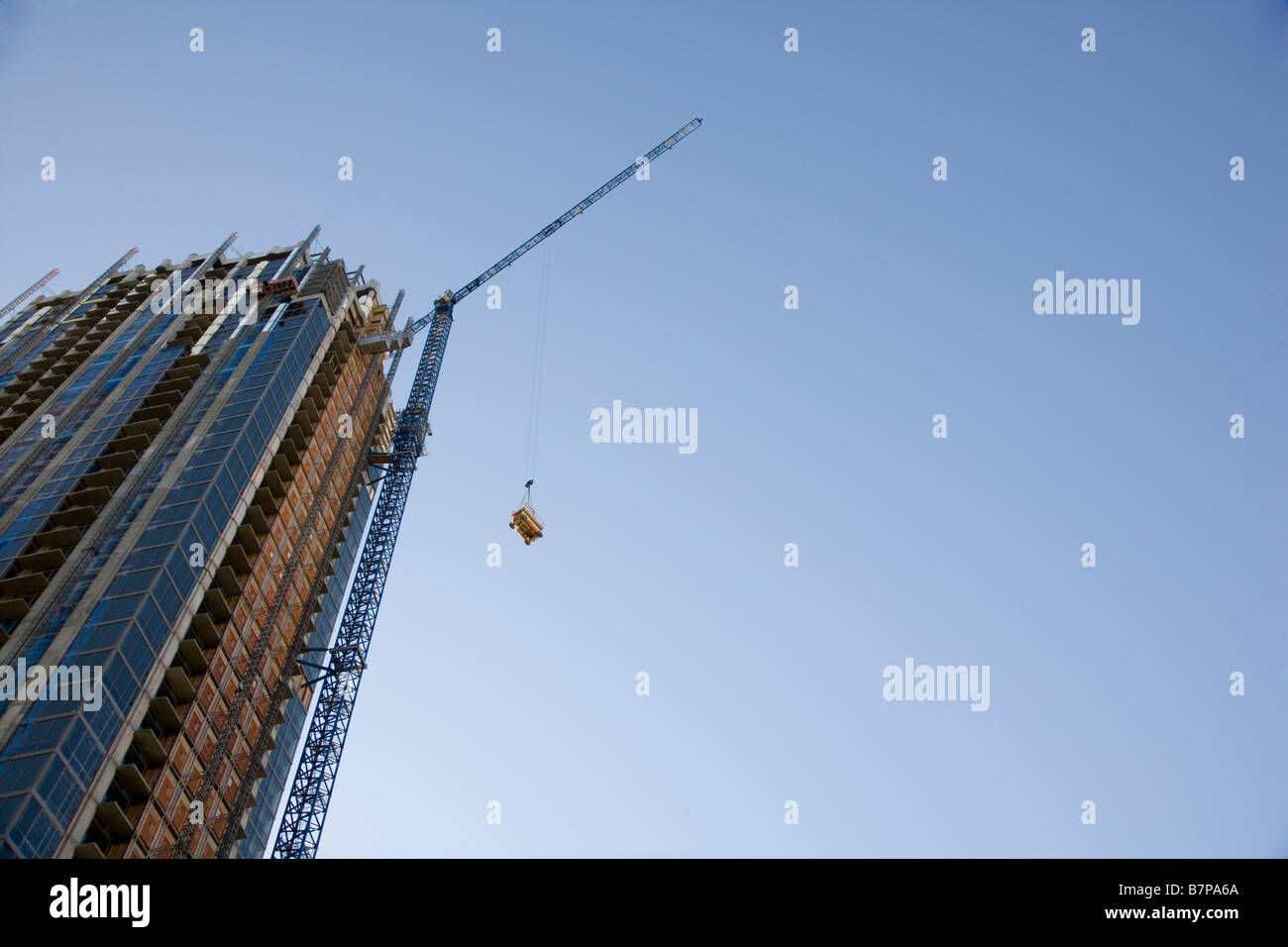 Blickte zu Bau Kran Hebezeuge an Spitze des großen Gebäudes, Atlantic Station, Georgien Stockfoto