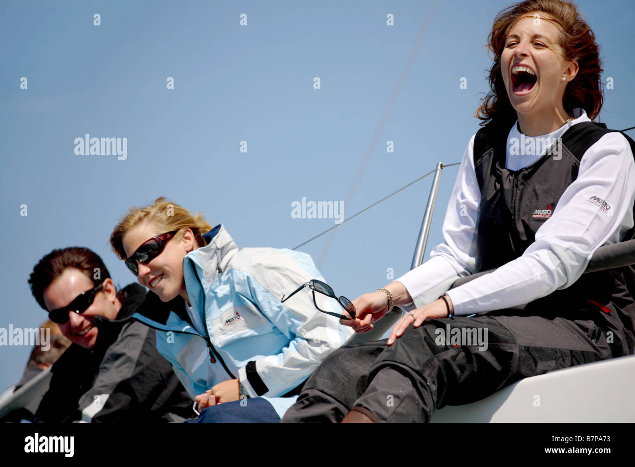 2 Seglerinnen, die Spaß auf einer Yacht Stockfoto