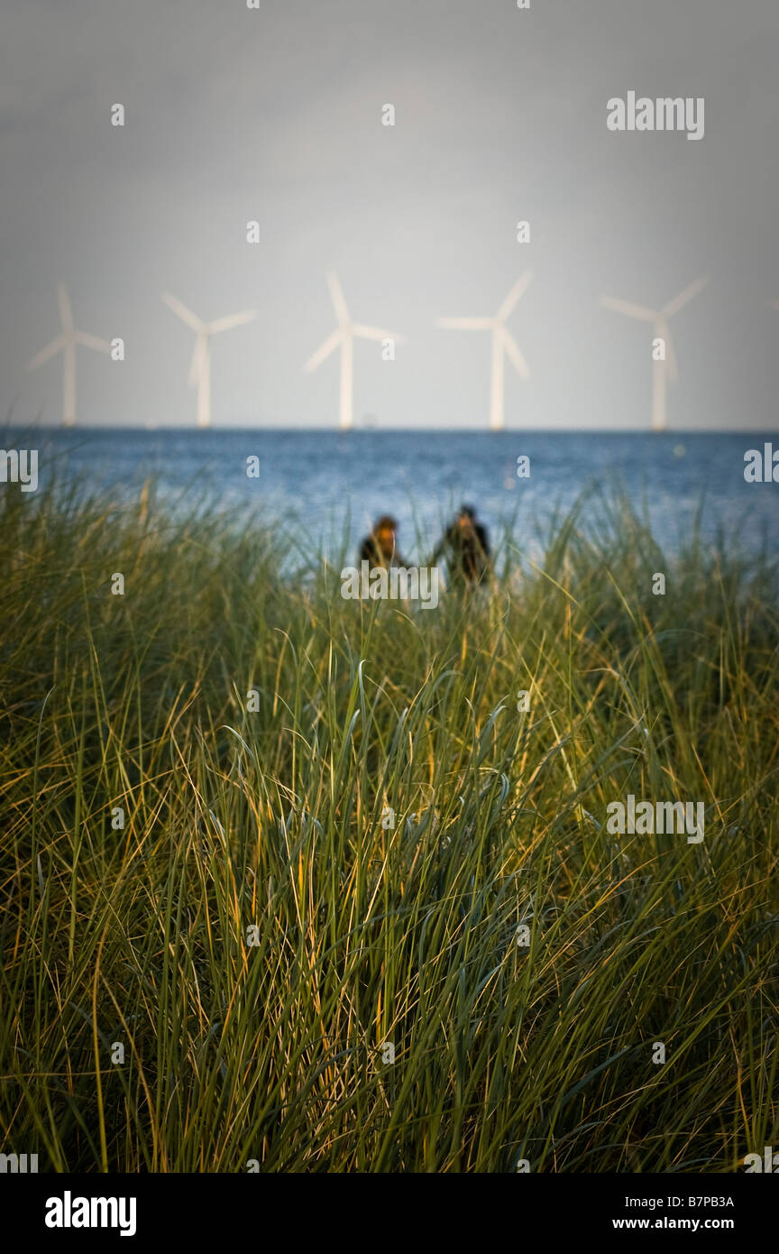 Zwei liebende vor ein Offshore-Wind-Turbine-Feld in Kopenhagen, Dänemark Stockfoto