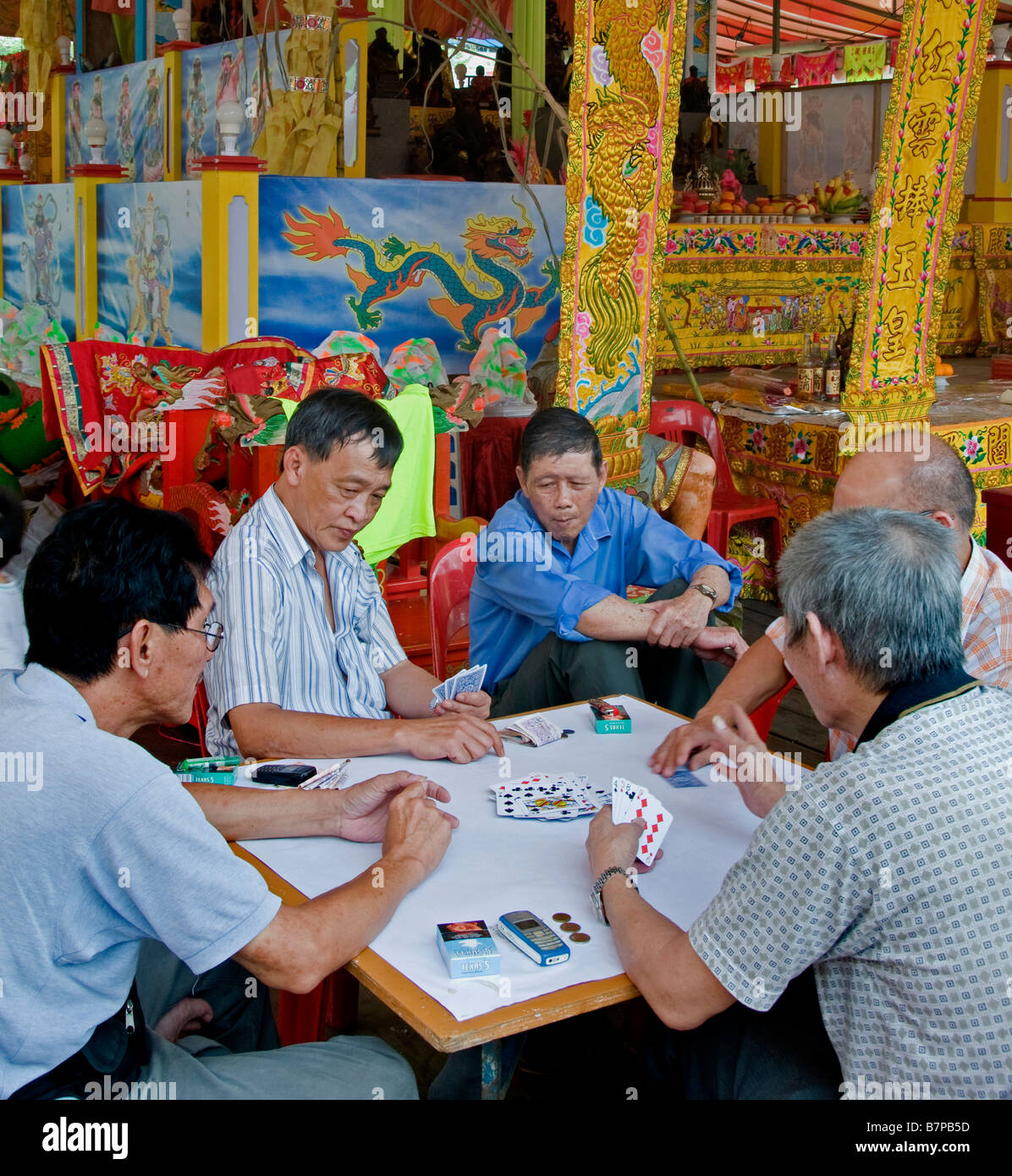 China chinesische Straßen in Indien Singapur Mann Männlein an Karten-Glücksspiel Glücksspiele Spiel Spiele spielen Stockfoto