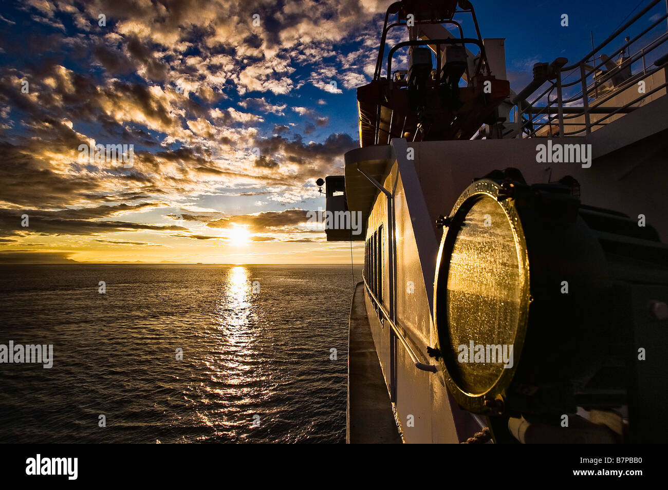 Sonnenuntergang auf der M/V Columbia Schiff, in der Inside Passage wider. Stockfoto