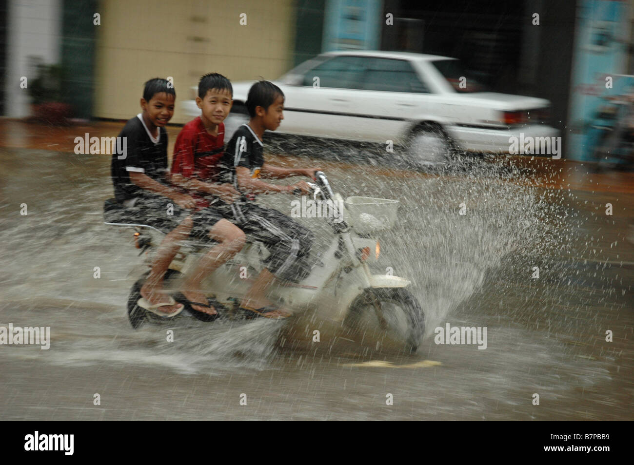Kambodschanischen jungen überflutet Dahmsdorfer für Spaß zu reiten. Stockfoto