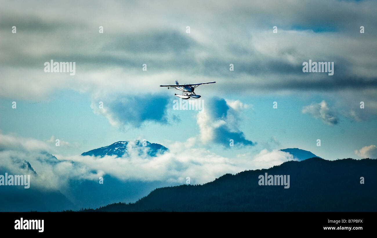 Buschflugzeug über Ketchikan, Alaska auszuziehen. Stockfoto