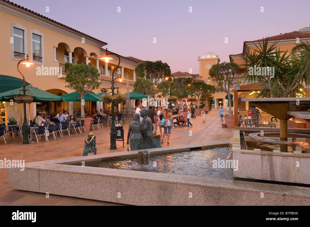 Portugal Algarve Quinta Lago Quinta Shopping Center in der Abenddämmerung Stockfoto