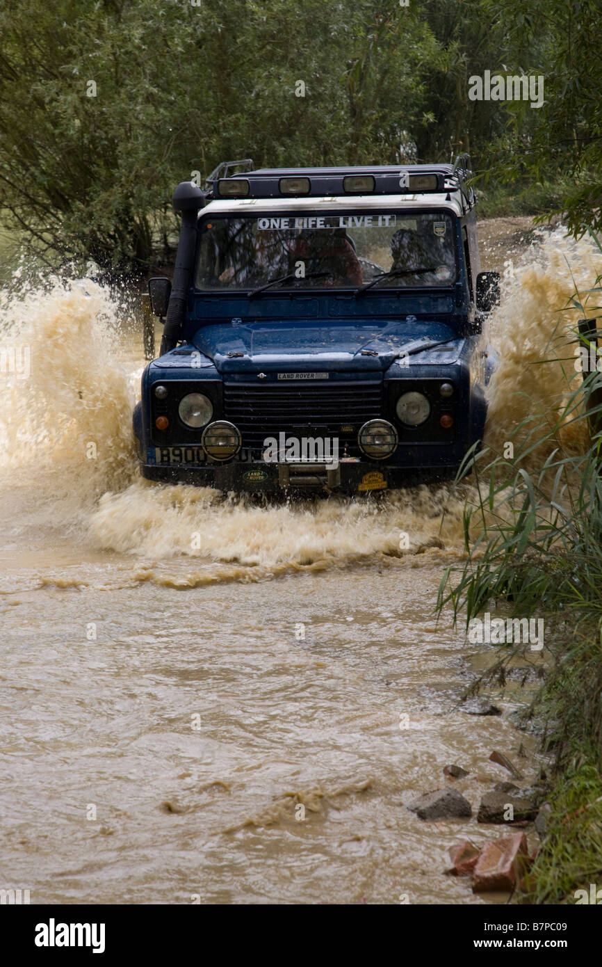 Landrover Defender Furt Fluss Stockfoto