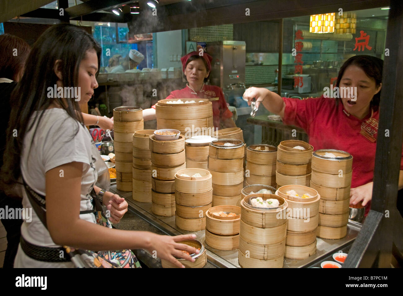 Dim Sum Essen Republik Isetan Mall Marktrestaurant in Shopping Mall Singapur Orchard Road Leute Mann Männer Frau Frauen Stockfoto