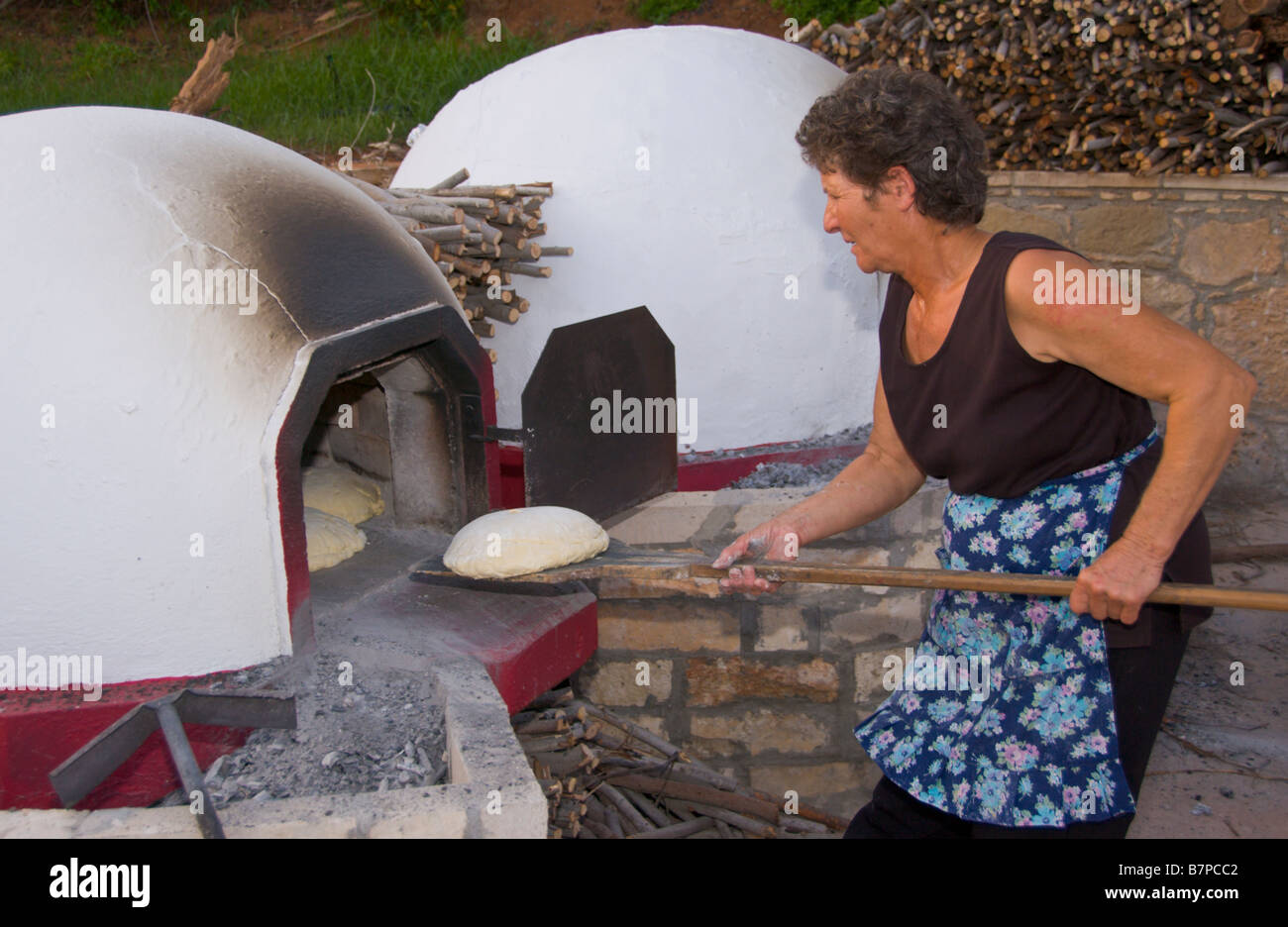 Brotbacken im Steinofen auf dem 24. Ayia Napa Festival auf der östlichen Mittelmeer Insel Zypern EU Stockfoto