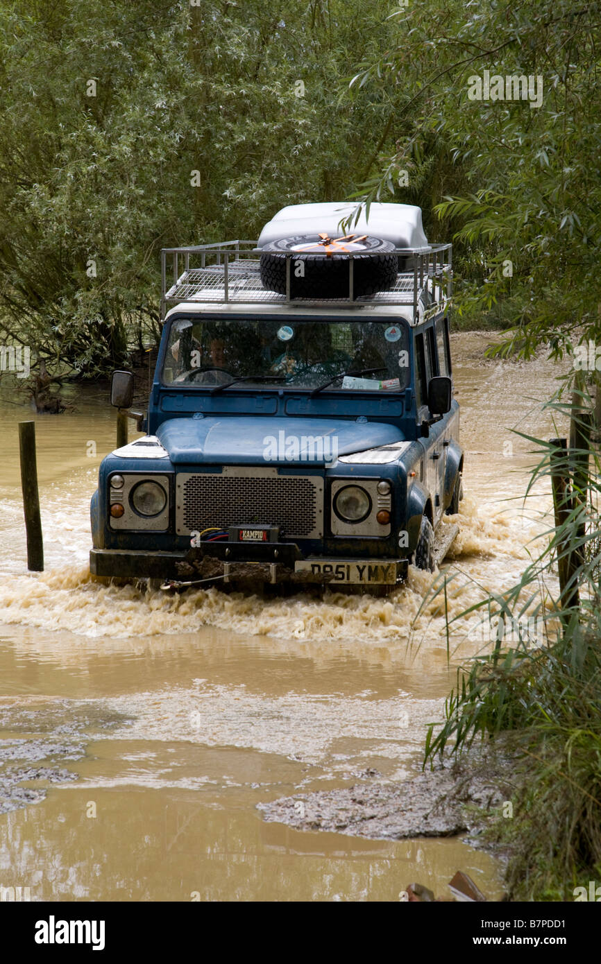 Landrover Defender Furt Fluss Stockfoto