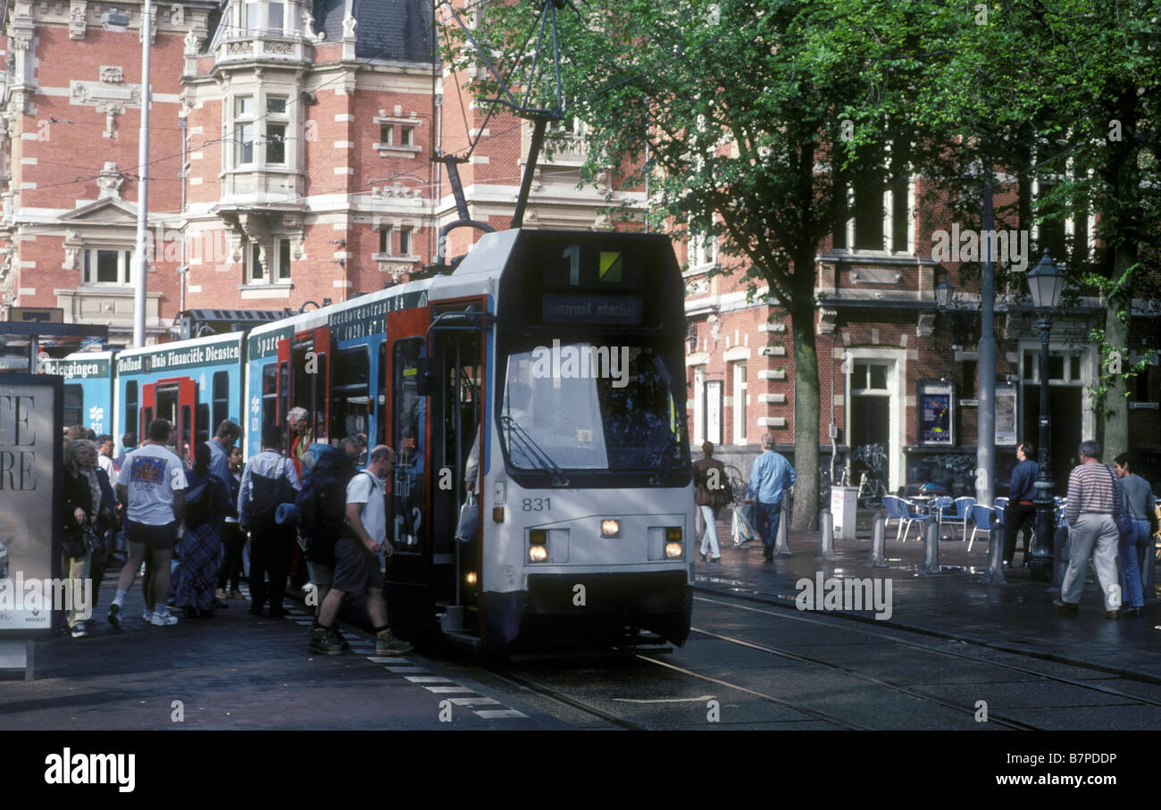 Eine Straßenbahn betritt den Leidseplein in Amsterdam Stockfoto