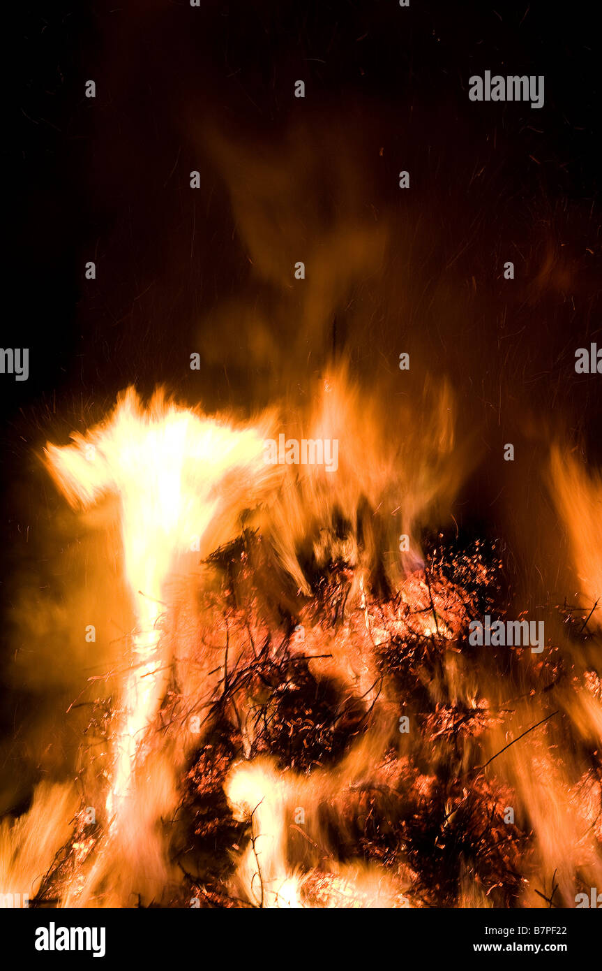 Ein großes Lagerfeuer wurde in der Nacht angezündet Stockfoto
