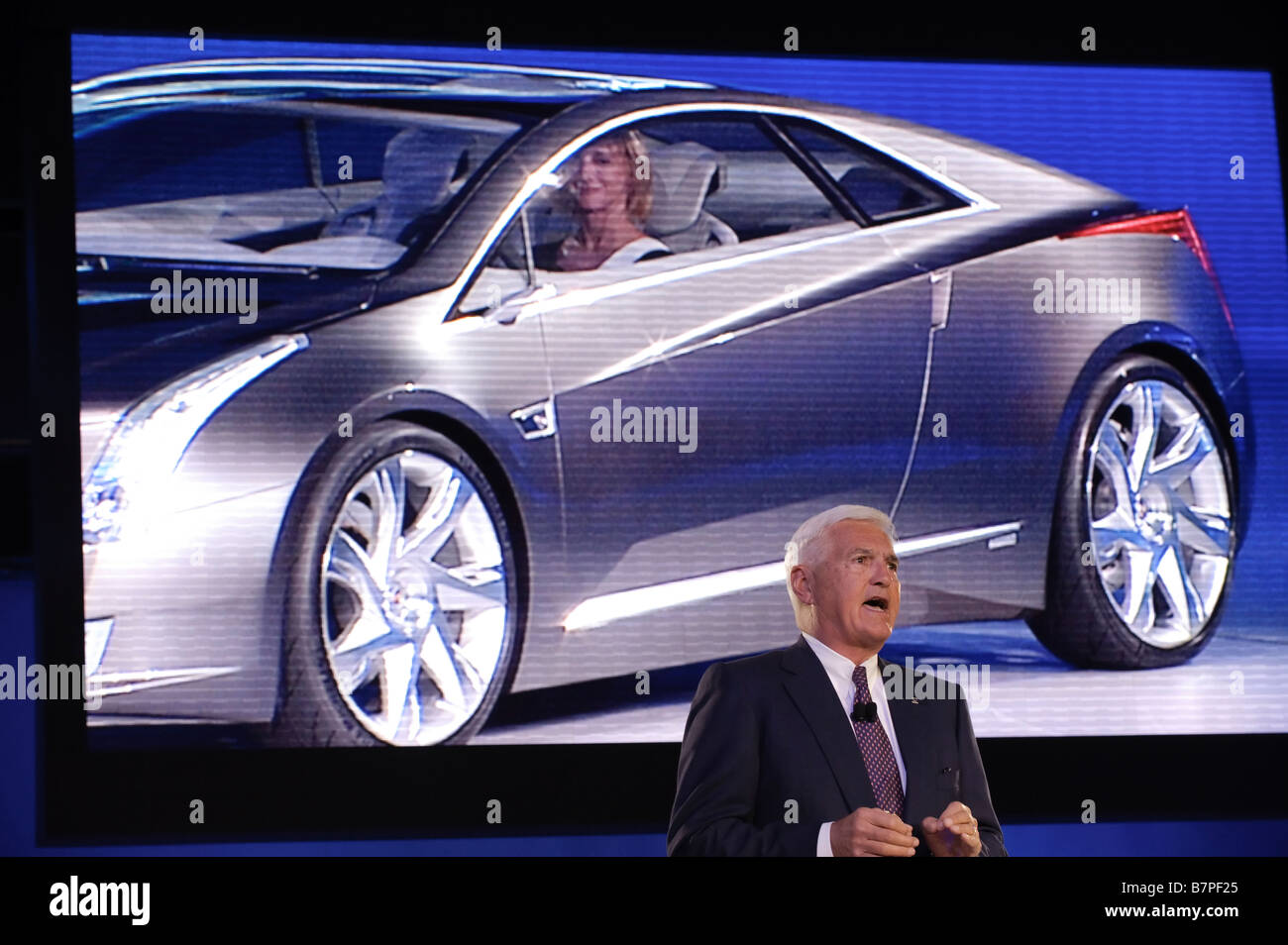 GM Vice Chairman Robert Lutz stellt die bei der Cadillac Converj auf der North American International Auto Show 2009 Stockfoto