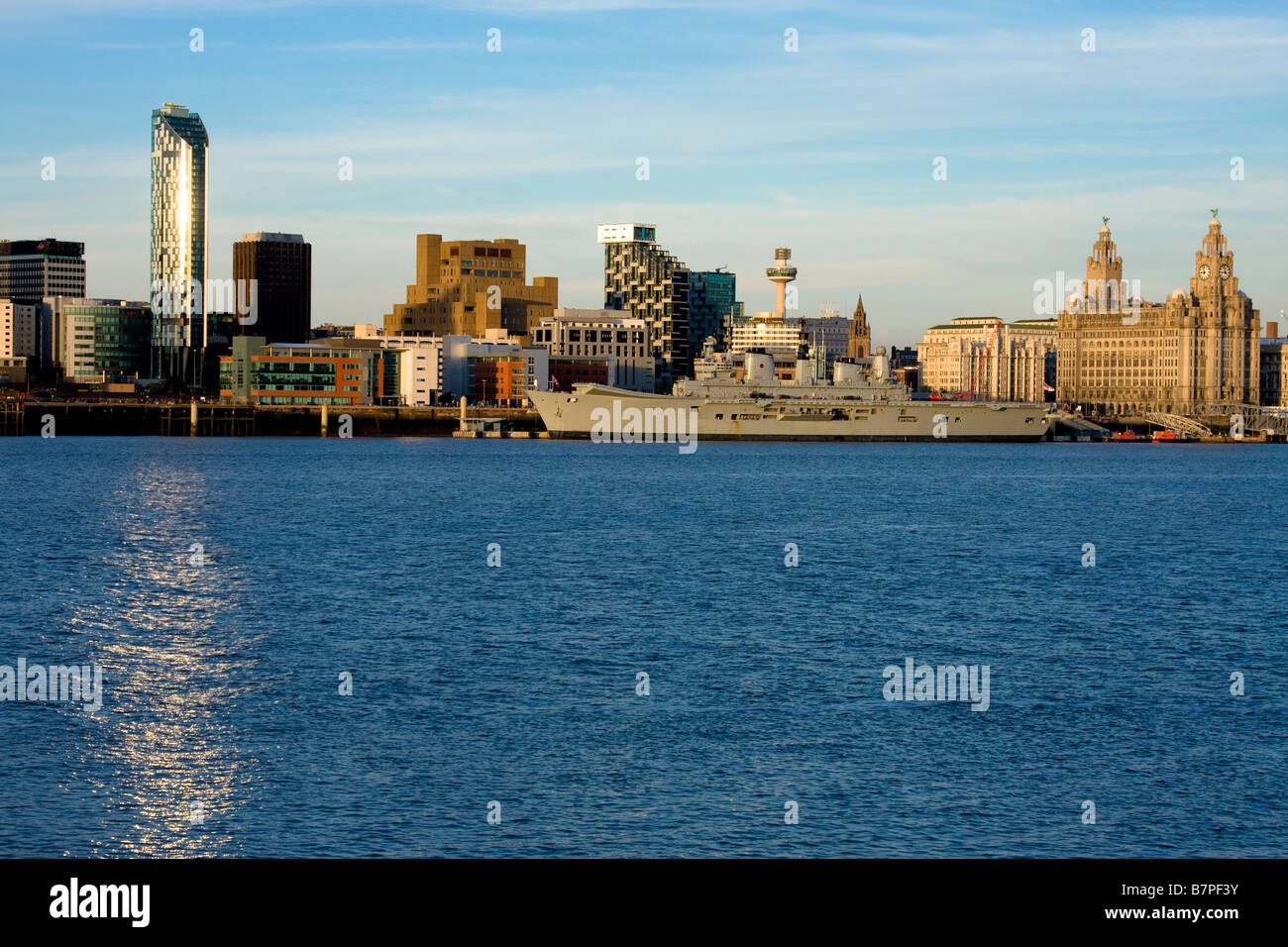 Beetham West Tower höchsten Gebäude in Liverpool die Europäische Kulturhauptstadt 2008 (08) spiegelt sich in den Fluss Mersey Stockfoto