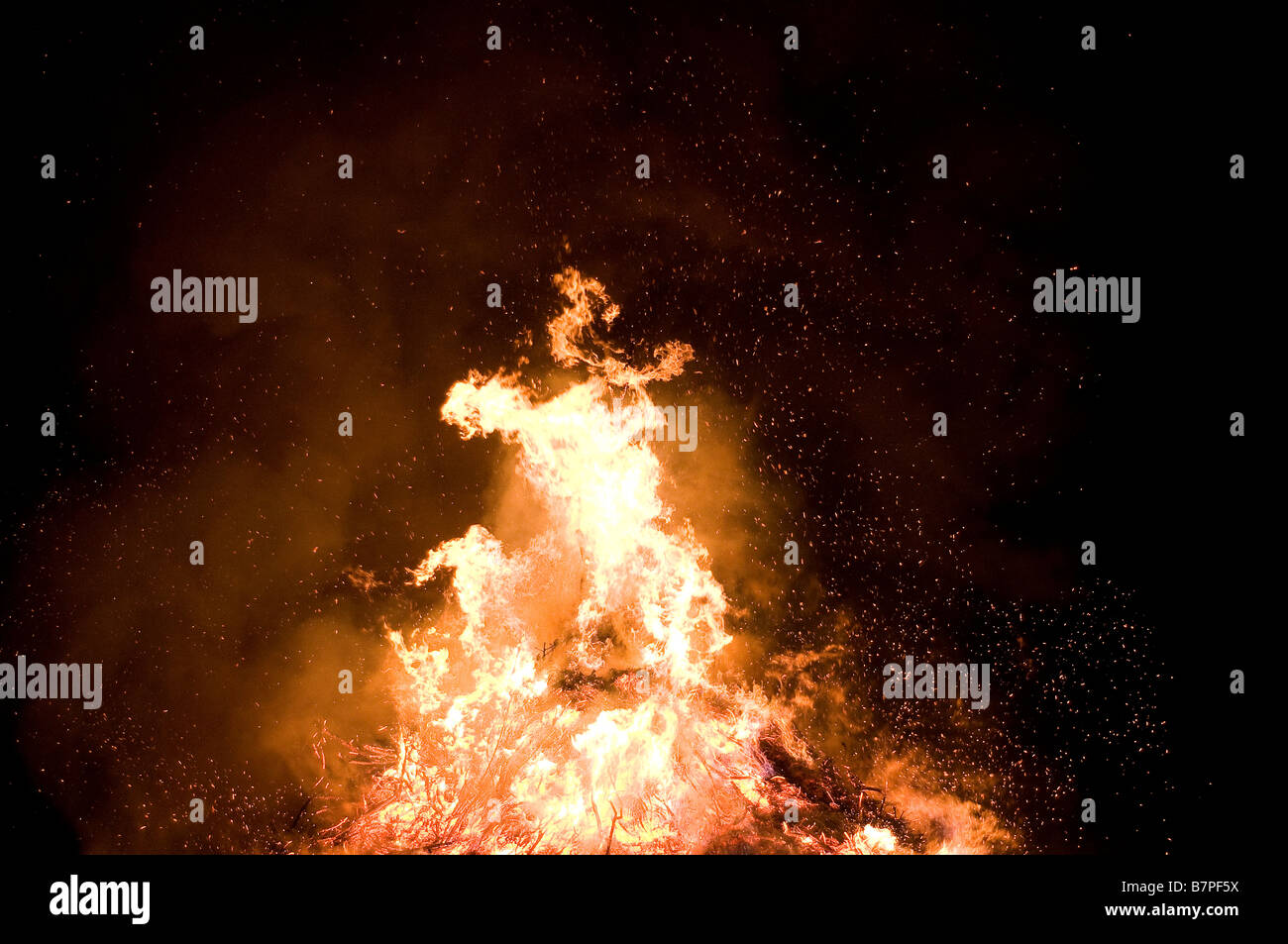 Ein großes Lagerfeuer wurde in der Nacht angezündet Stockfoto