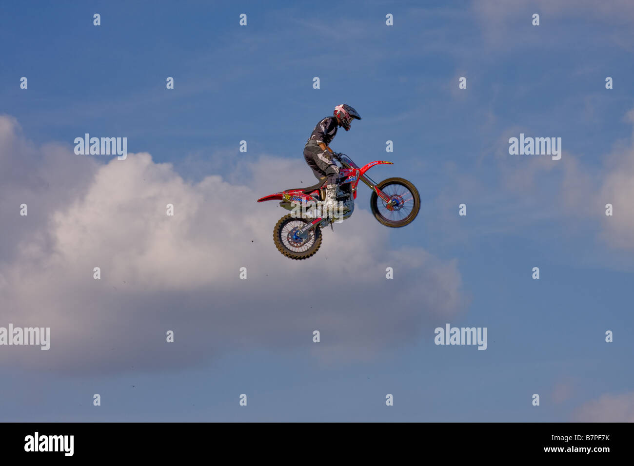 Eine waghalsige Motorrad Stuntfahrer Sprung durch die Luft Stockfoto