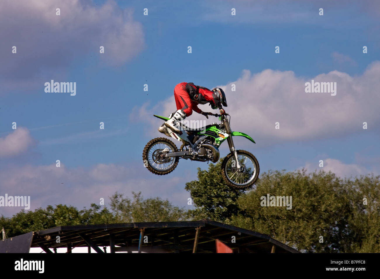 Eine waghalsige Motorrad Stuntfahrer Sprung durch die Luft Stockfoto