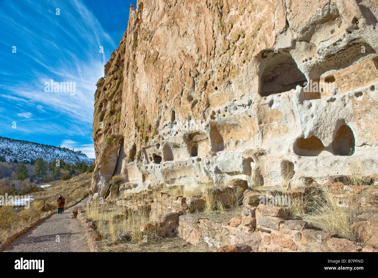 Wohnungen der alten Pueblo in New Mexico, USA. Native Americans verwendet natürliche Höhlen als Gehäuse. Stockfoto