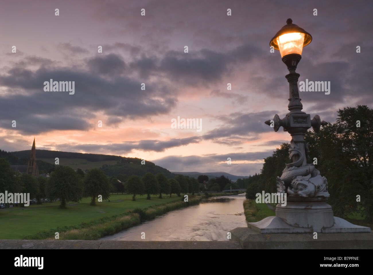 Fluss-Tweed aus Tweed bridge in Peebles im Morgengrauen schottischen Grenzen Schottland August Stockfoto