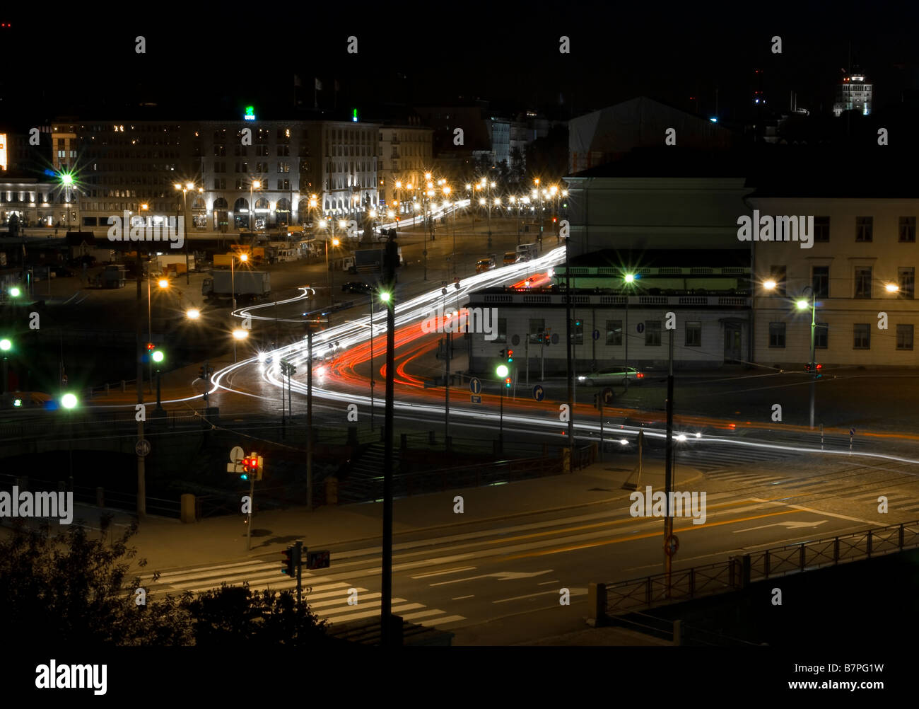 Langzeitbelichtung mit wegen der Autolichter in einem Stadtzentrum Stockfoto