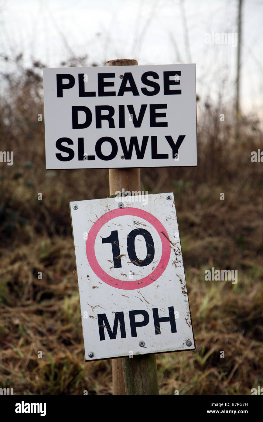 Bitte melden Sie Laufwerk langsam mit 10 km/h-Schild Stockfoto