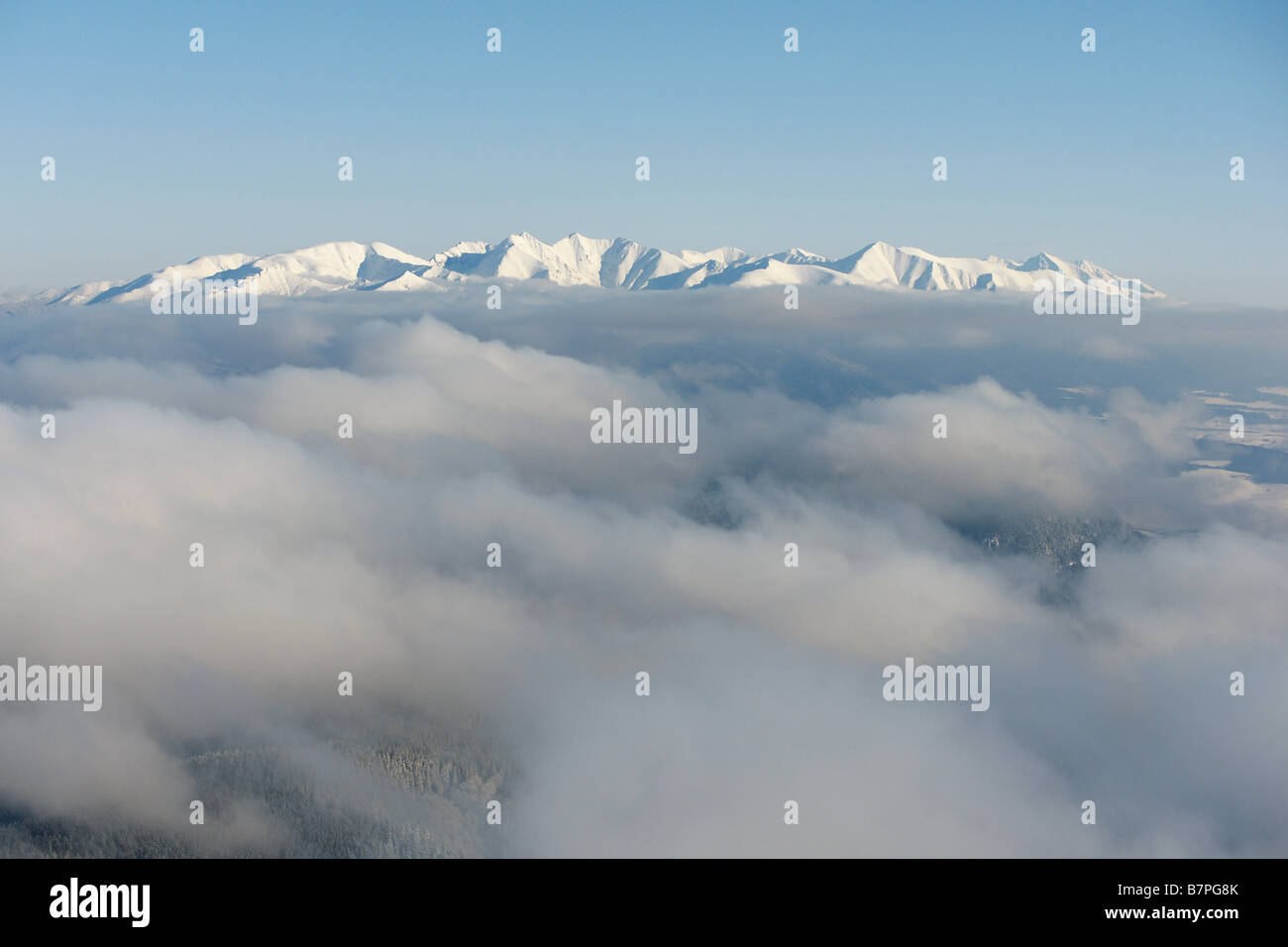 Zapadne und Vysoke Tatry Tatra Tatra Berge am Horizont über dem Meer der Wolken Inversion Winter aus Mt. Choc, Slowakei Stockfoto