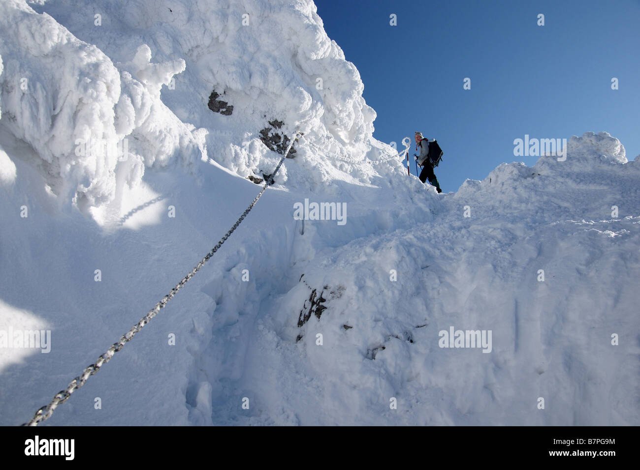 Winter im Choc Berge, Kette via Ferrata Mädchen zu Fuß in riesigen Schnee  auf den Gipfel des Mt. Choc, Slowakei Stockfotografie - Alamy