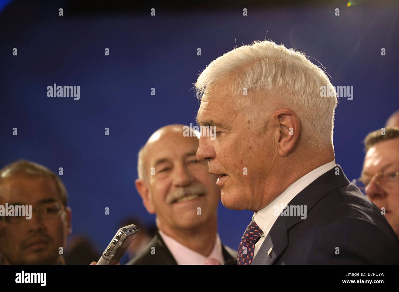 General Motors Vizepräsident Produkt Entwicklung Robert Lutz mit der Presse auf der North American International Auto Show 2009 Stockfoto