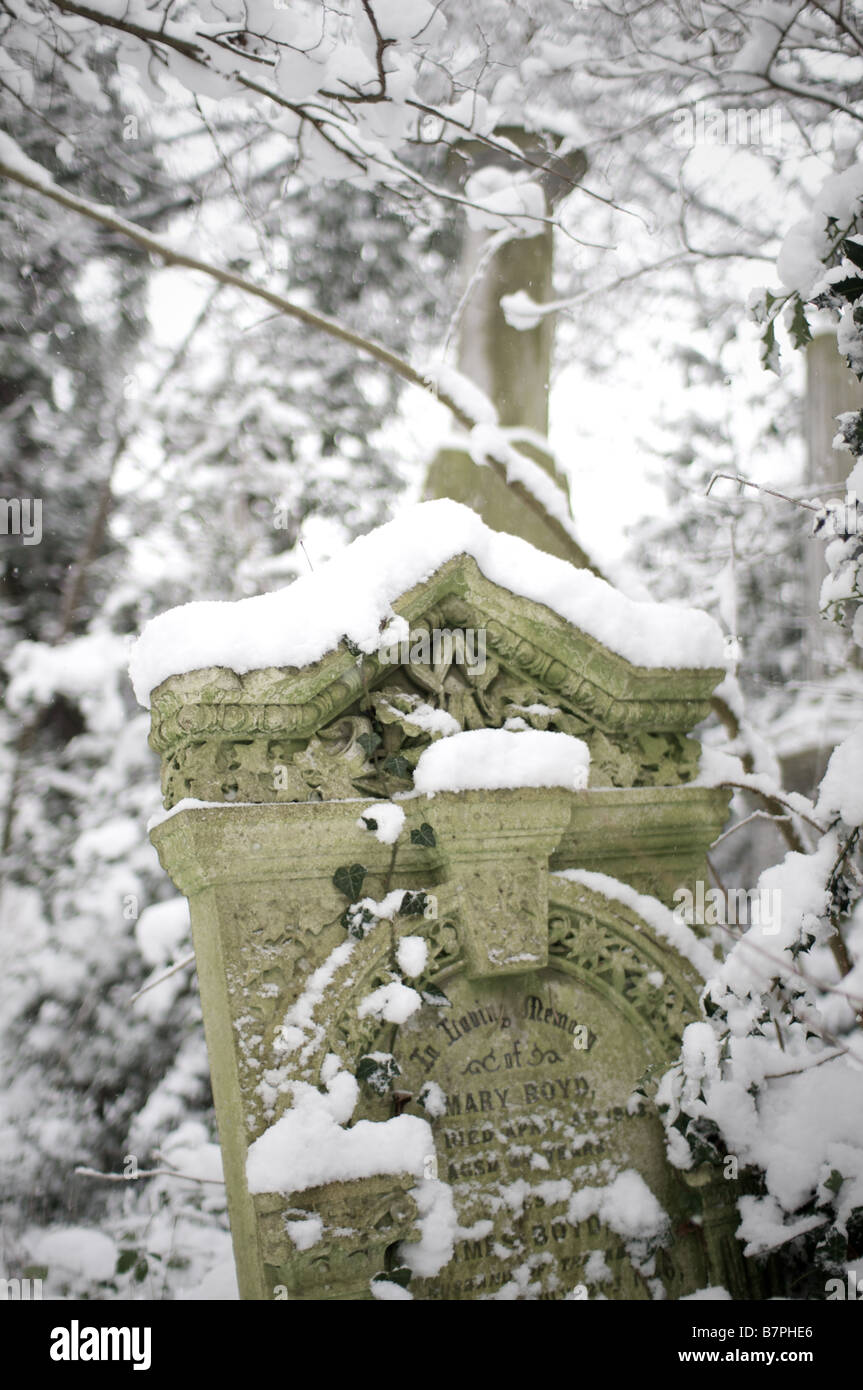 Nunhead Friedhof Grabsteine unter Schnee Stockfoto