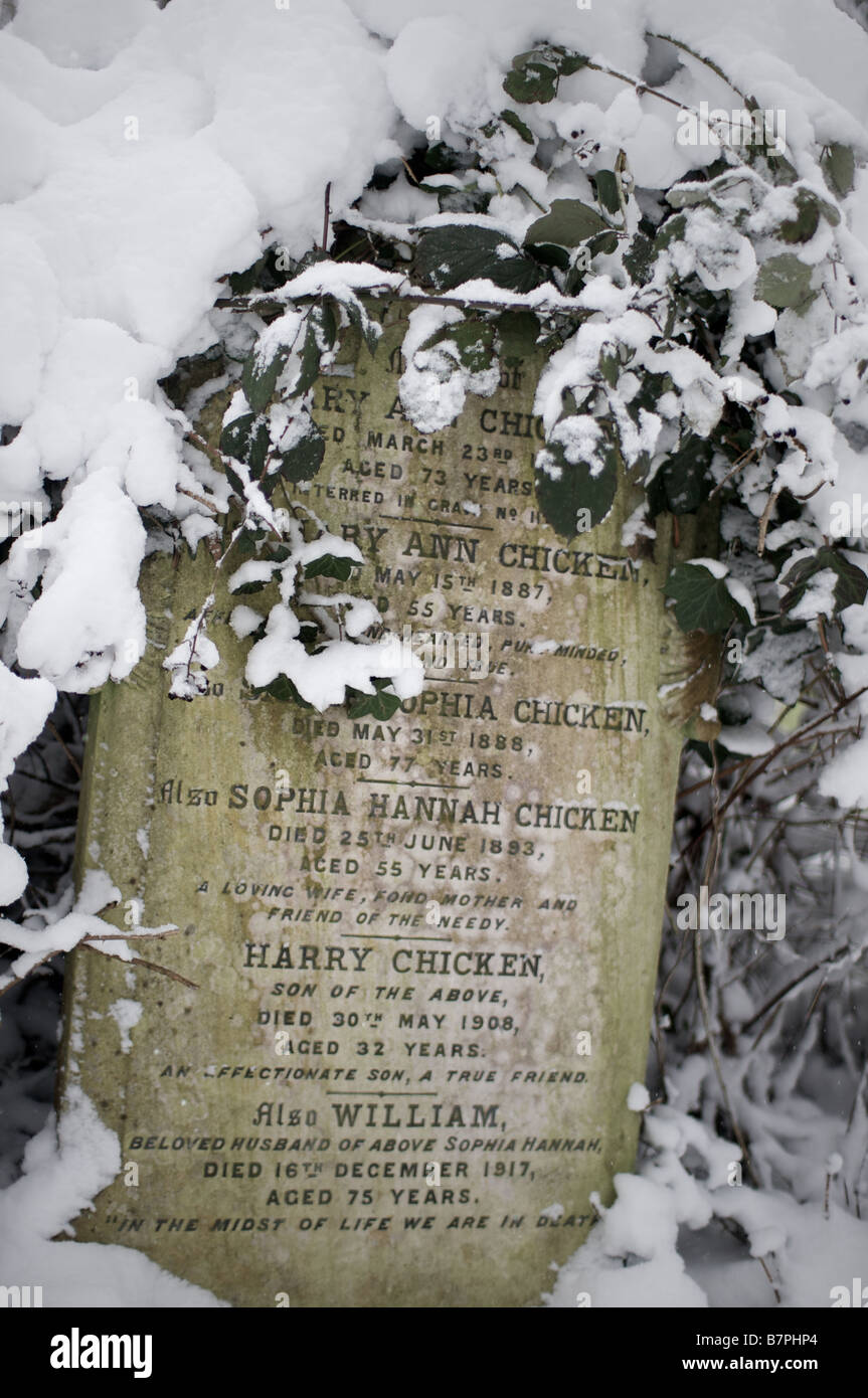 Grabstein in Nunhead Friedhof unter Schnee Stockfoto