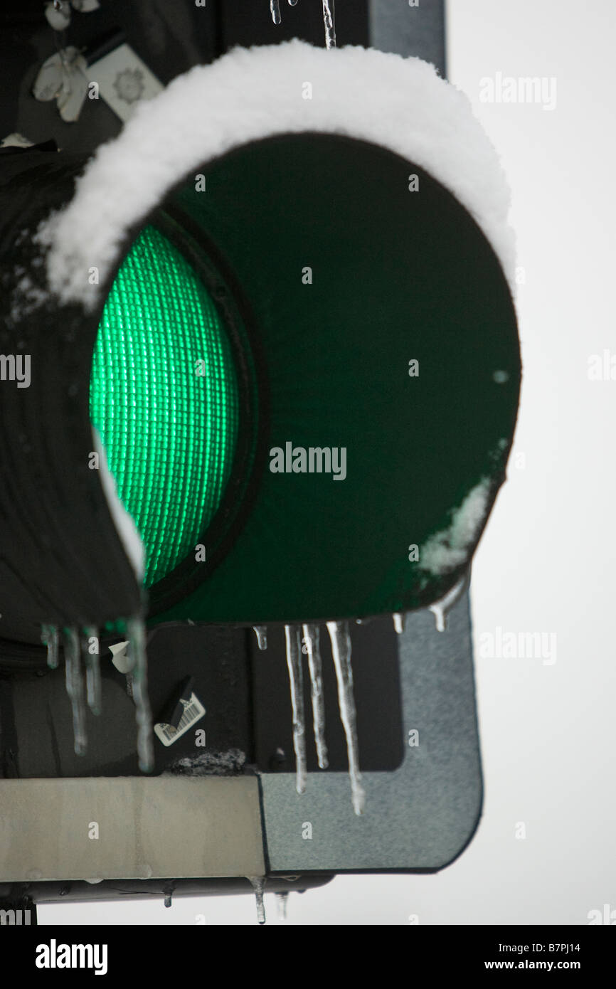 Eiszapfen auf Schnee bedeckt grünen Ampel in den frühen Morgenstunden Zentrum von Brighton Stockfoto